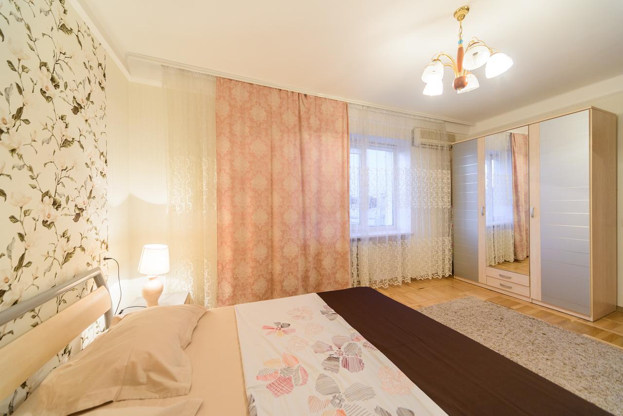 קייב Apartment On Lesi Ukrainky Blvd מראה חיצוני תמונה